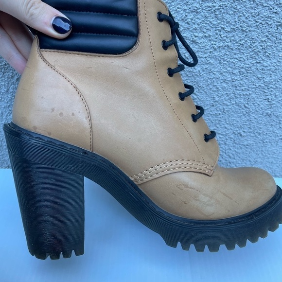 RARE Dr. Martens Tan Persephone 6 Eye Heeled Ankle Boots - Picture 10 of 13
